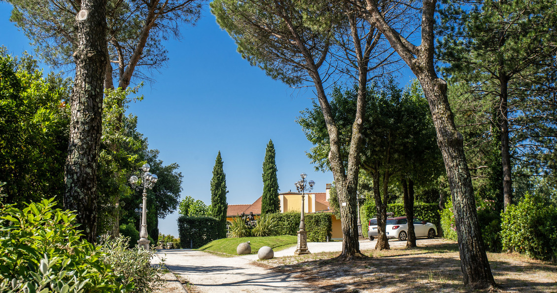 Villa Alfresco _ tuscany villa for rent white road and parking