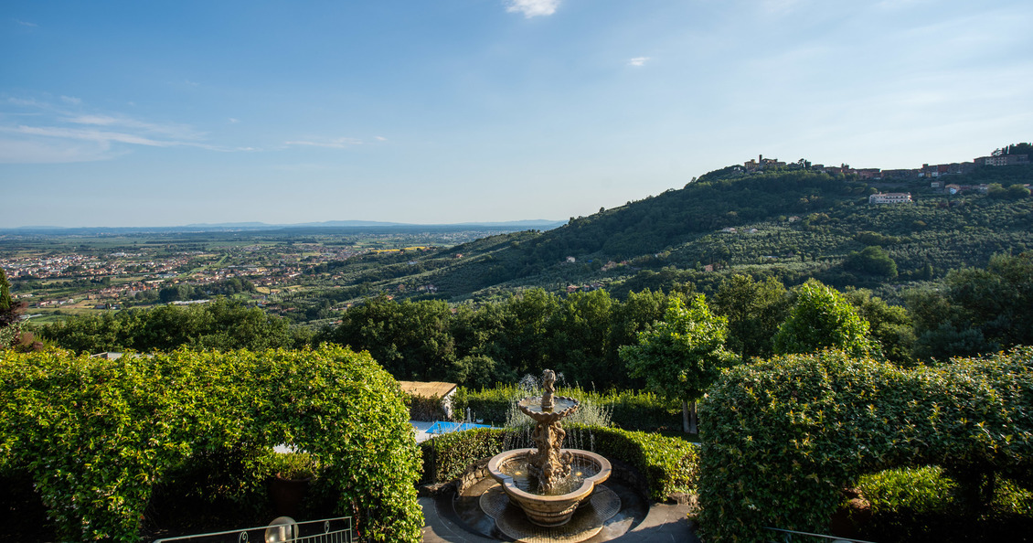 Villa Alfresco _ tuscany villa for rent park and fountains